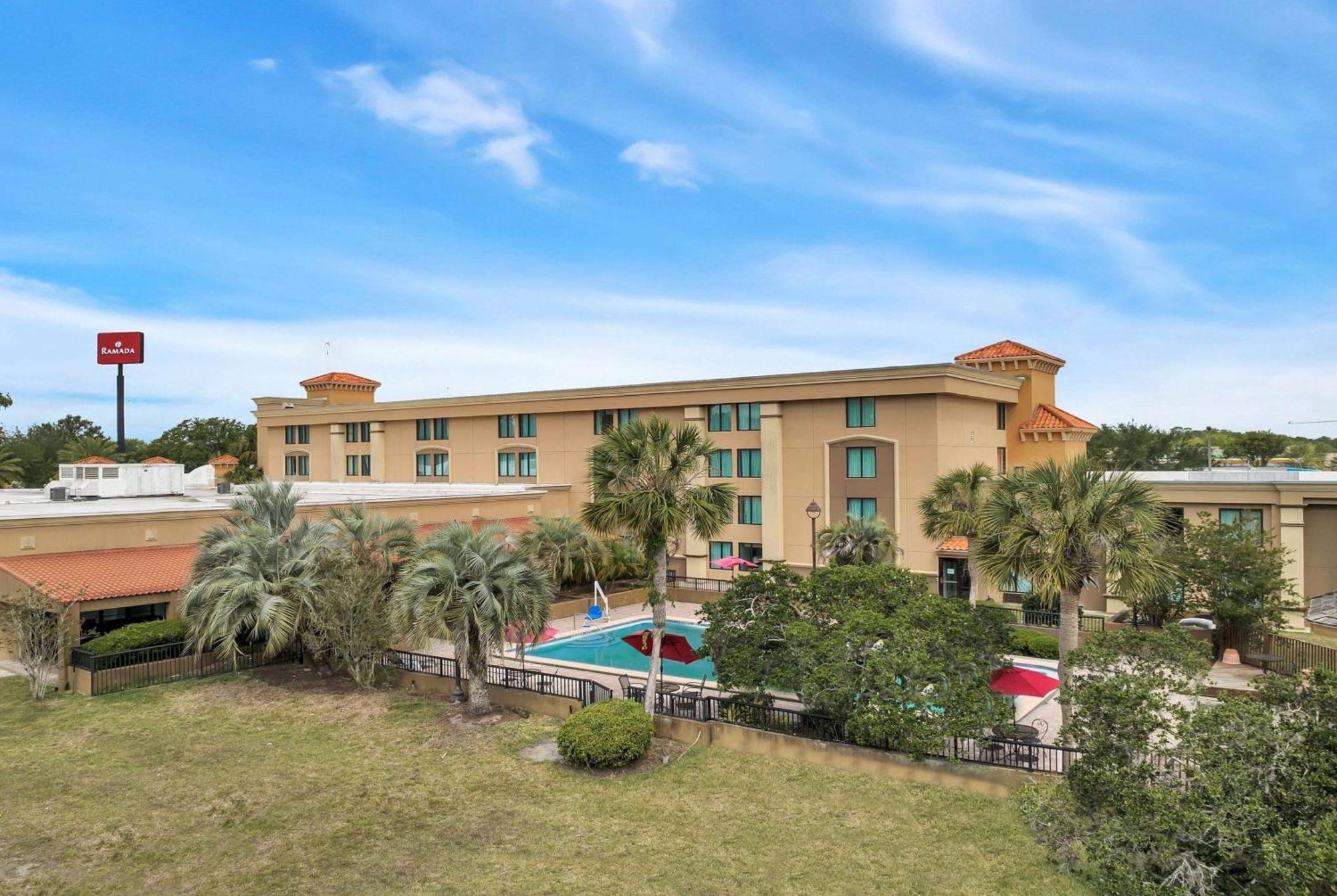 Ramada By Wyndham Jacksonville I-95 By Butler Blvd Exterior foto