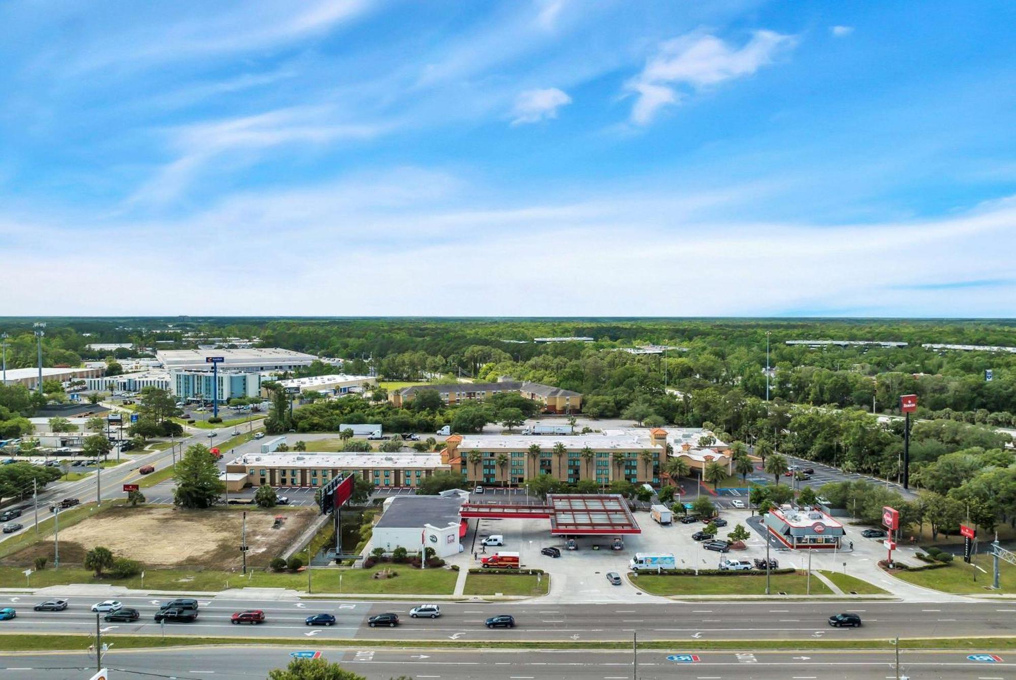 Ramada By Wyndham Jacksonville I-95 By Butler Blvd Exterior foto