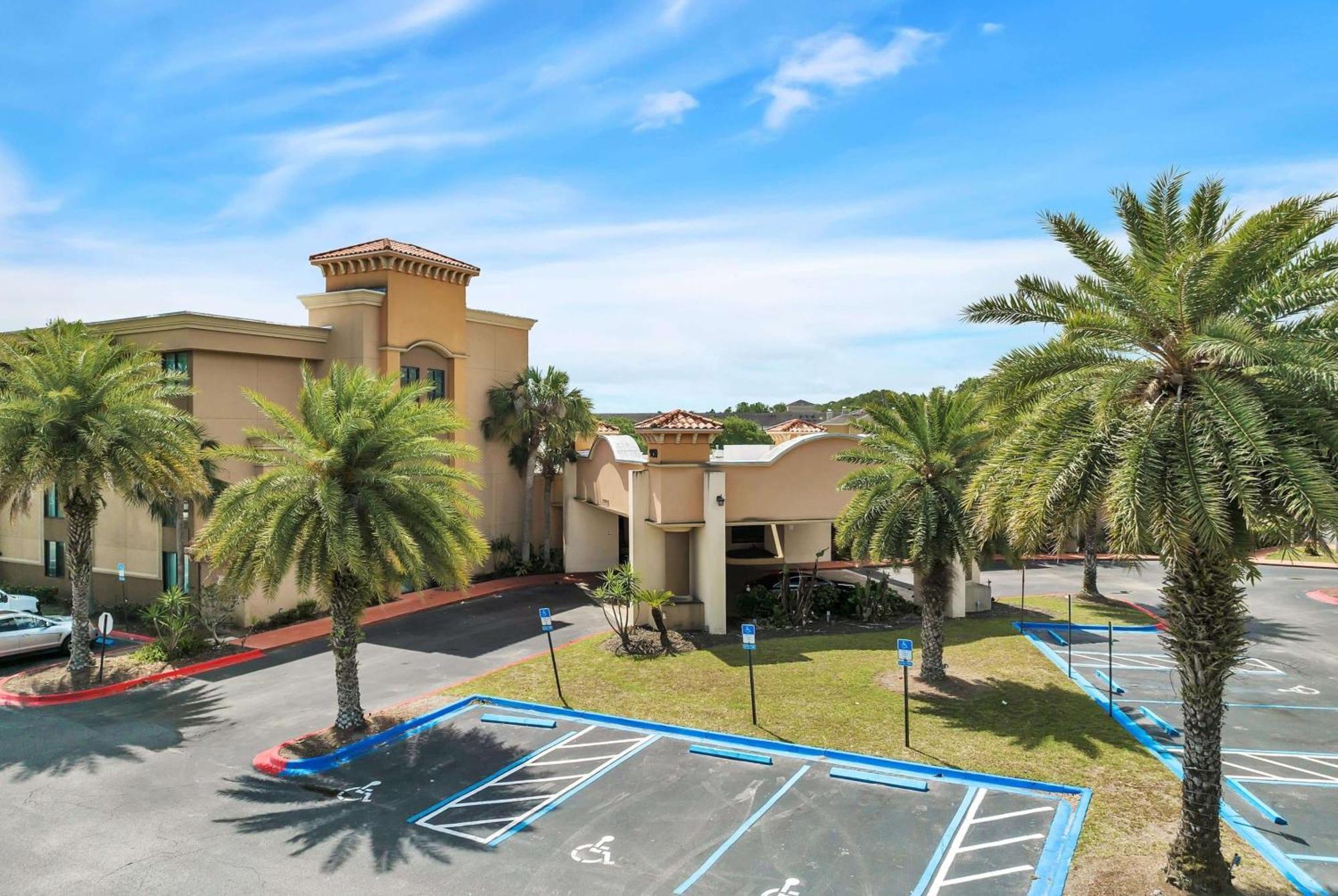 Ramada By Wyndham Jacksonville I-95 By Butler Blvd Exterior foto